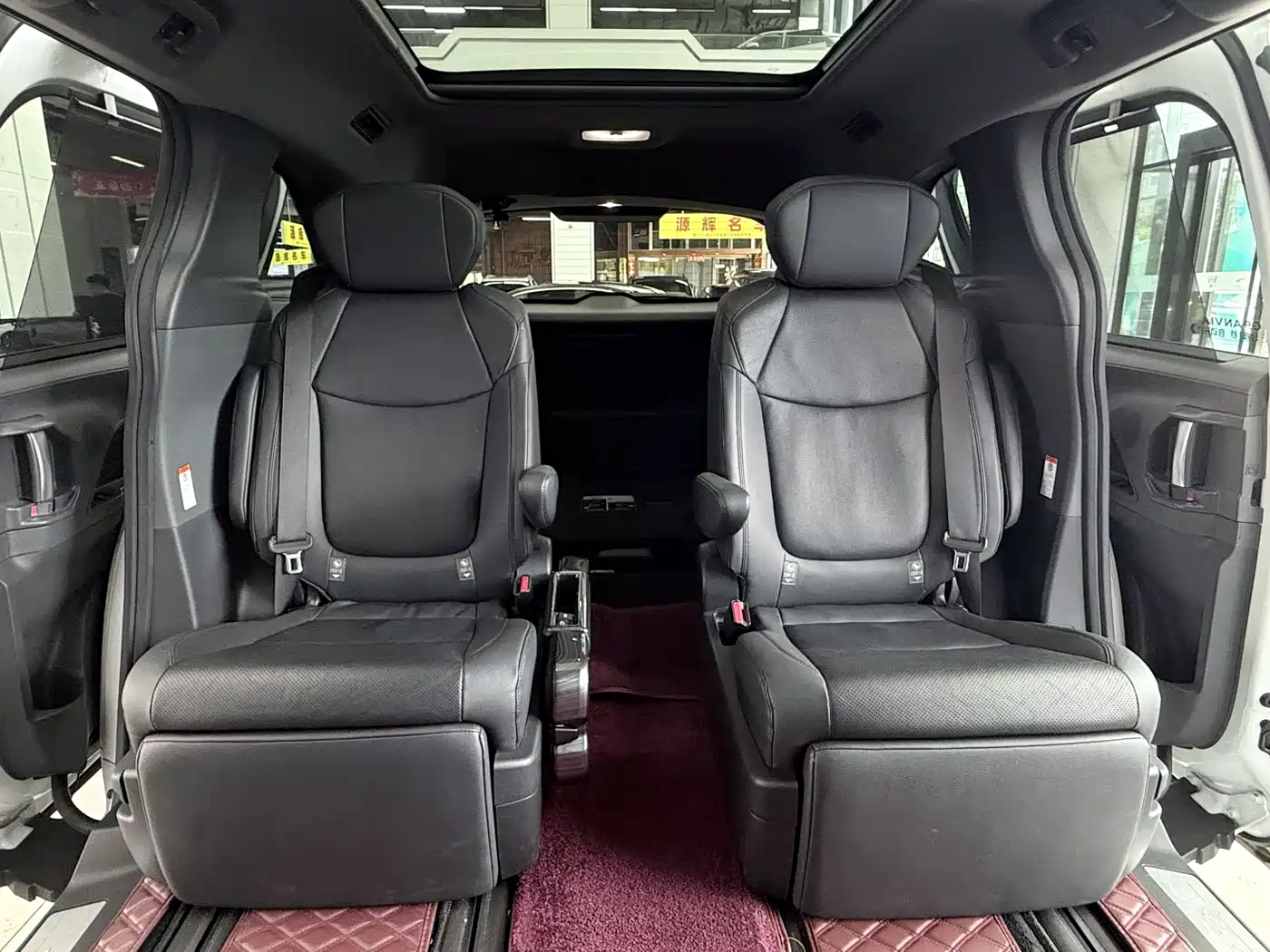 Photo 11 - Toyota Granvia