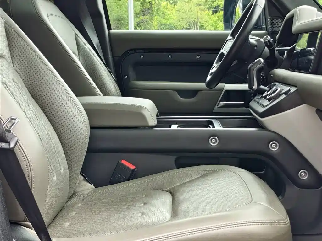 Land Rover Defender 2021 110 P400 Dark Special Edition фото 6