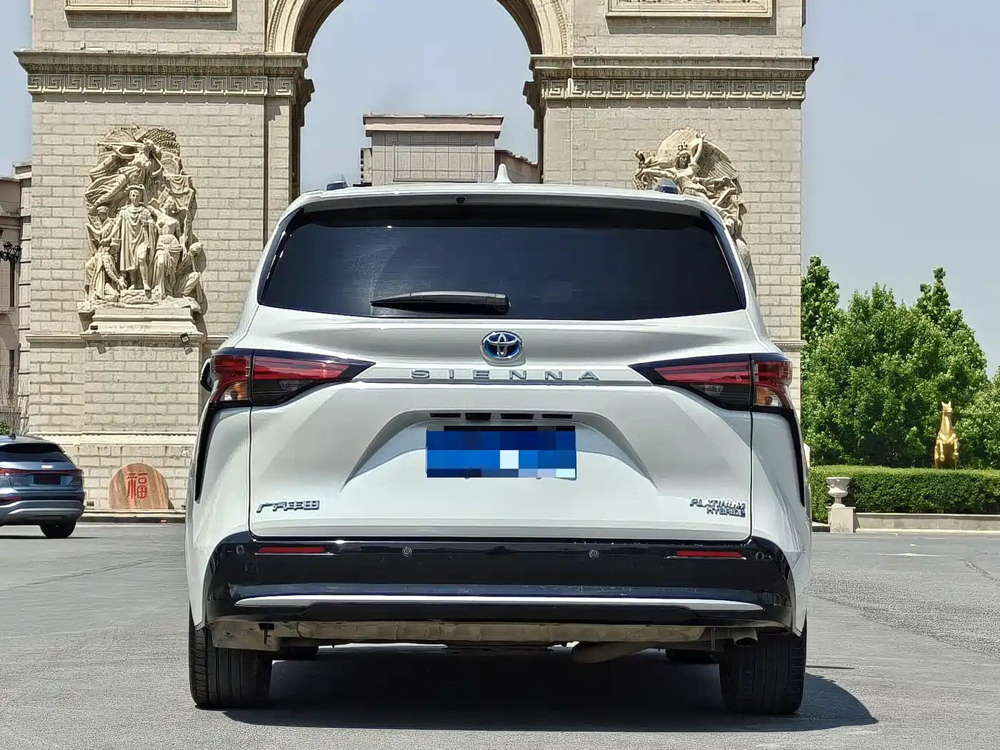Toyota Sienna 2023 2.5L Hybrid Platinum Edition фото 4
