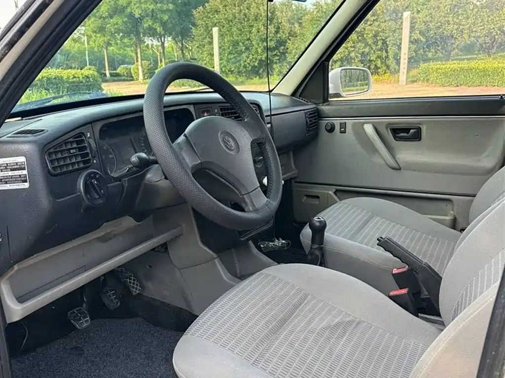 Volkswagen Jetta 2012 1.6L Avant-garde фото 8