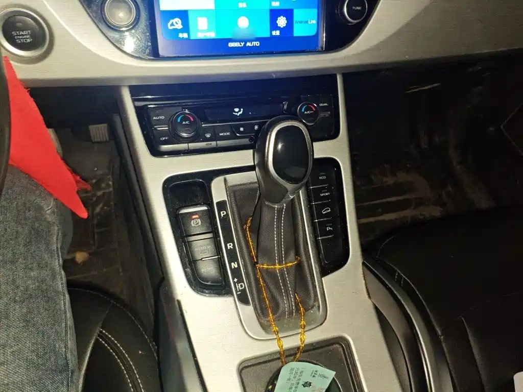 Фото 7 - Geely Atlas