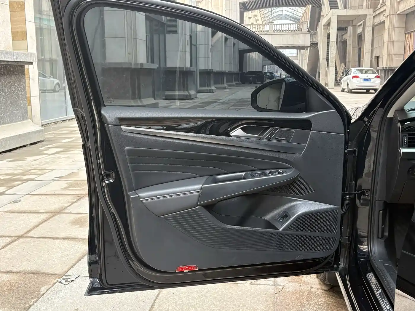 Volkswagen Passat 2022 330TSI Starlight Elite Edition фото 17