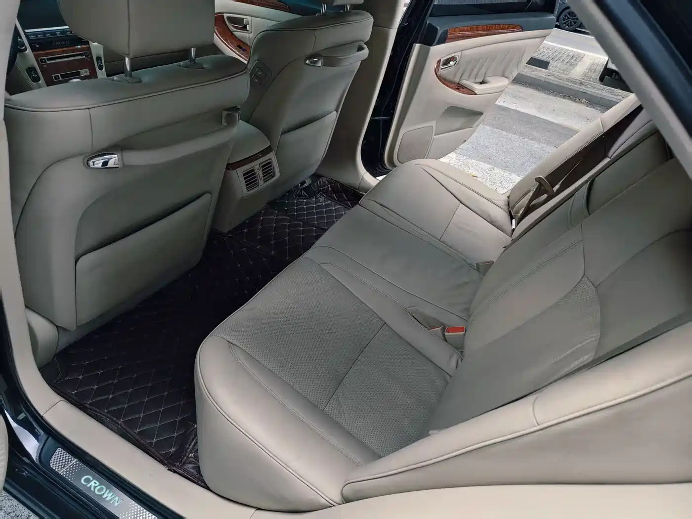Photo 8 - Toyota Crown