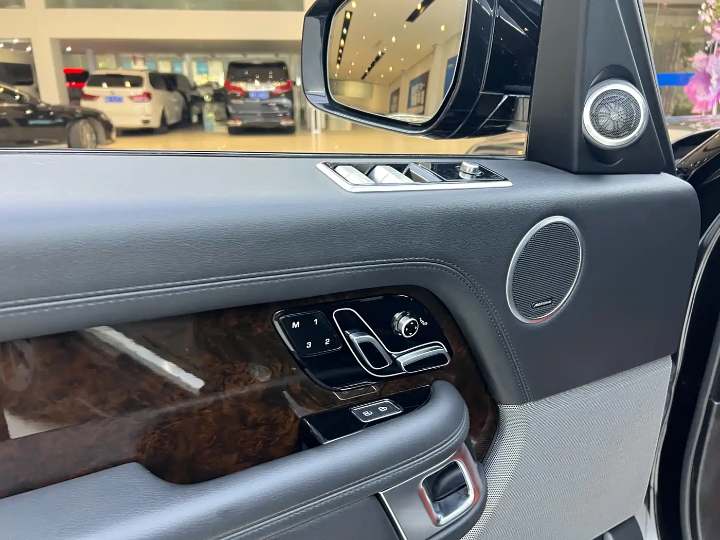 Land Rover Range Rover 2021 3.0 L6 Golden Age Edition фото 10