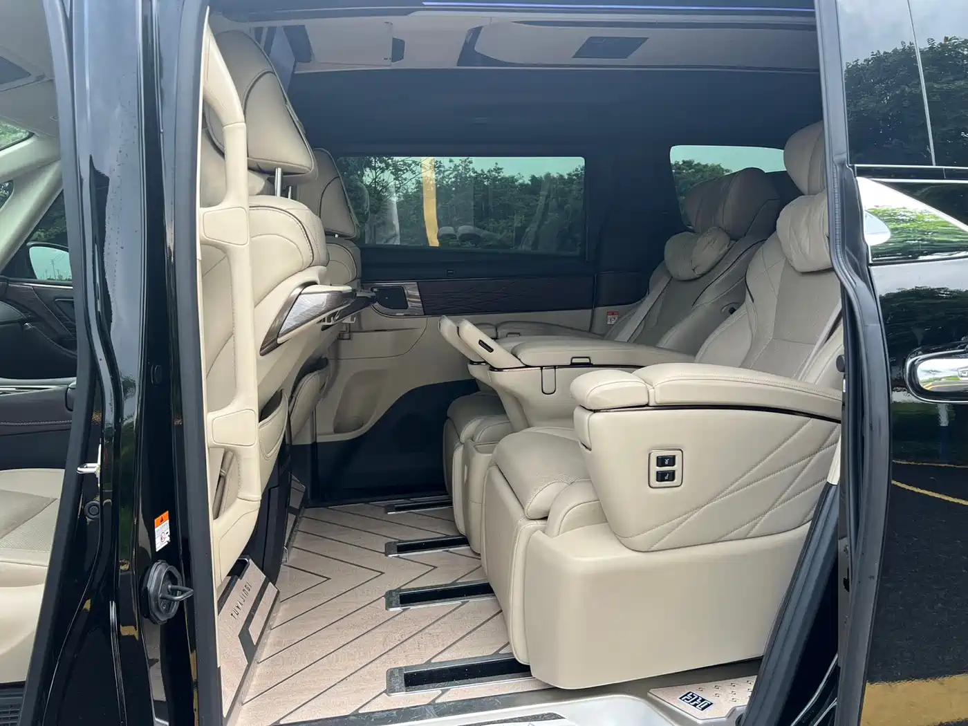 Toyota Alphard 2024 Hybrid 2.5L Ultimate Enjoyment Edition фото 10