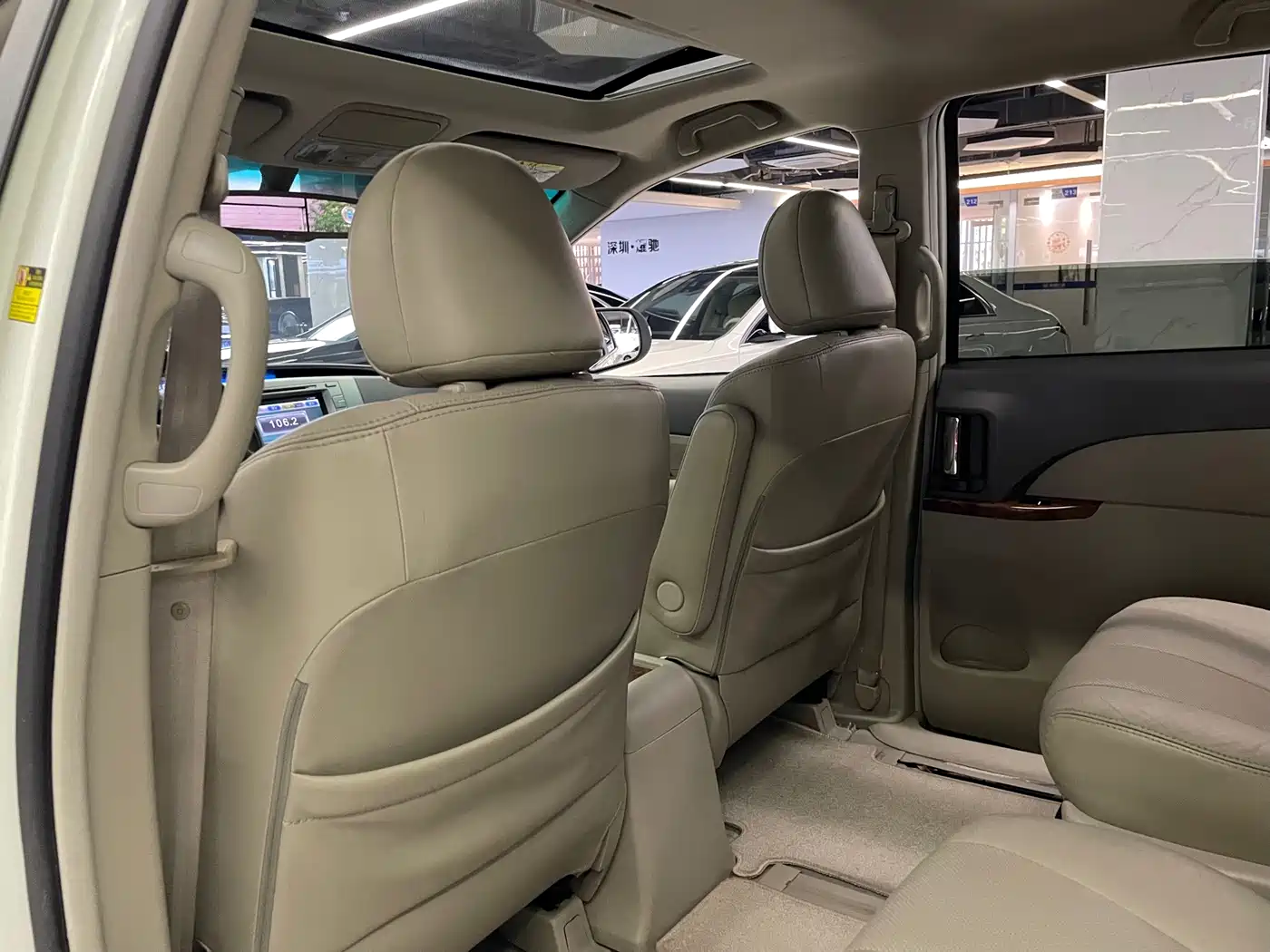 BYD M6 2014 2013 2.4L Automatic Premium