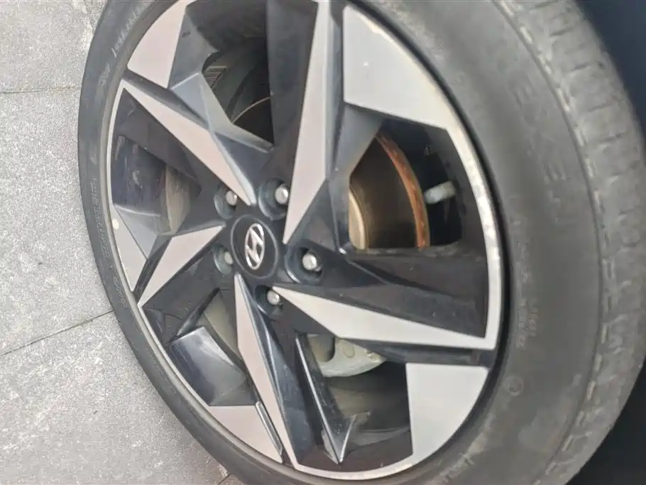 Hyundai Elantra 2021 1.5L CVT LUX Premium Edition фото 6