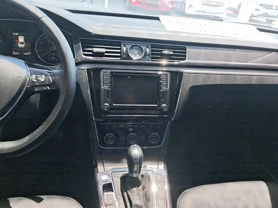 Volkswagen Passat 2017 330TSI DSG Luxury фото 13