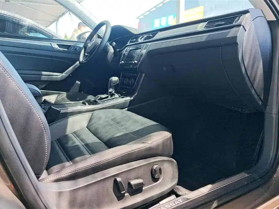 Volkswagen Passat 2017 330TSI DSG Luxury фото 8