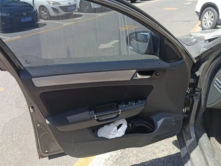 Volkswagen Bora 2013 1.6L Automatic Comfort Model фото 7