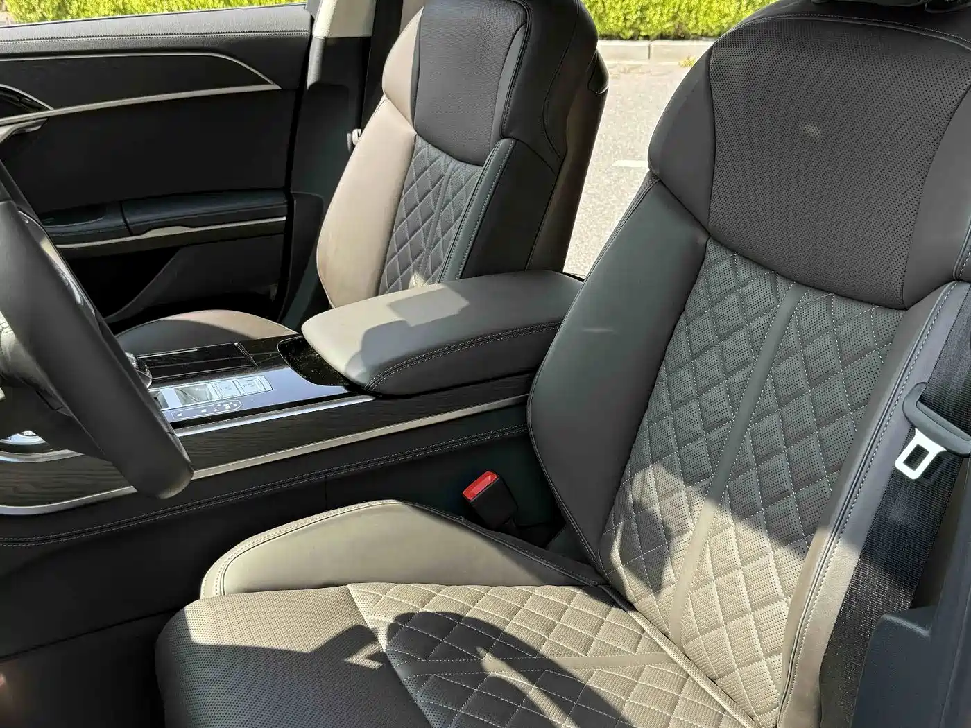 Photo 11 - Audi A8