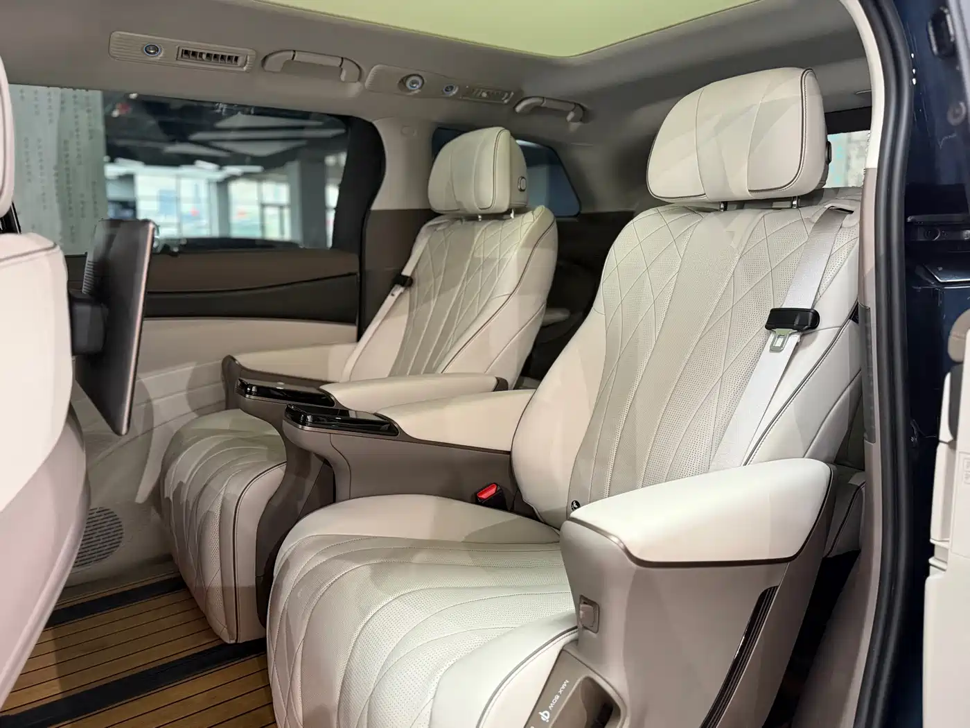 Denza D9 2022 DM-i 970 All-Wheel Drive Honor Edition фото 8