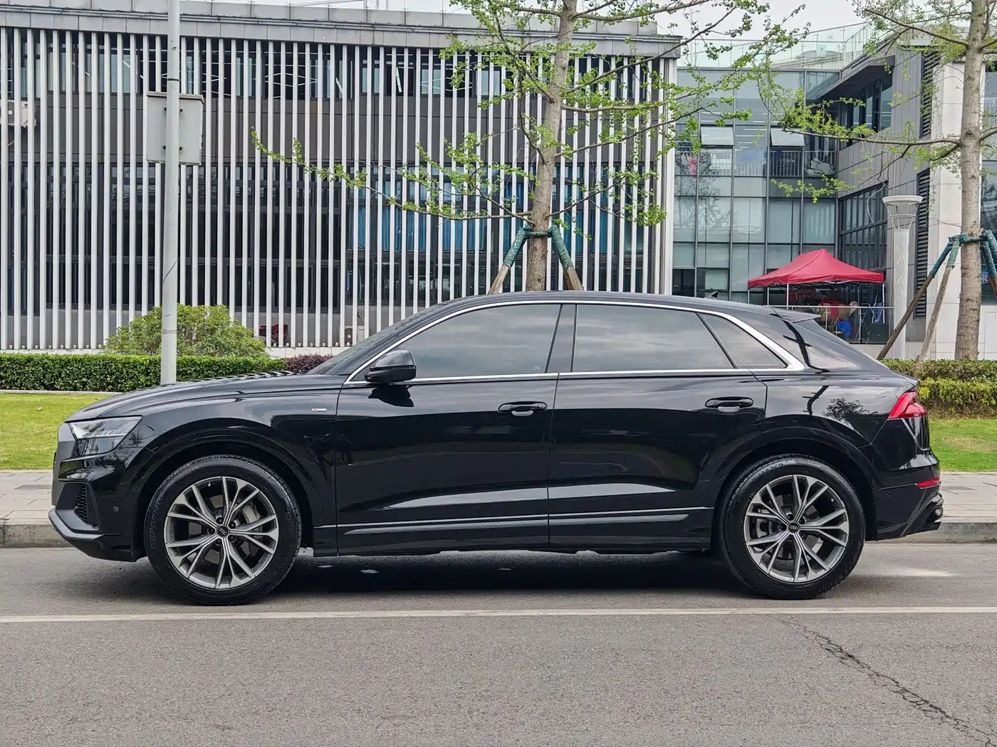 Фото 3 - Audi Q8