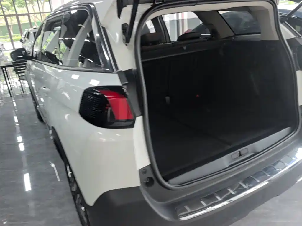 Photo 23 - Peugeot 5008