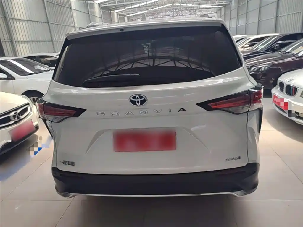 Toyota Granvia 2024 2.5L Hybrid Comfort фото 6