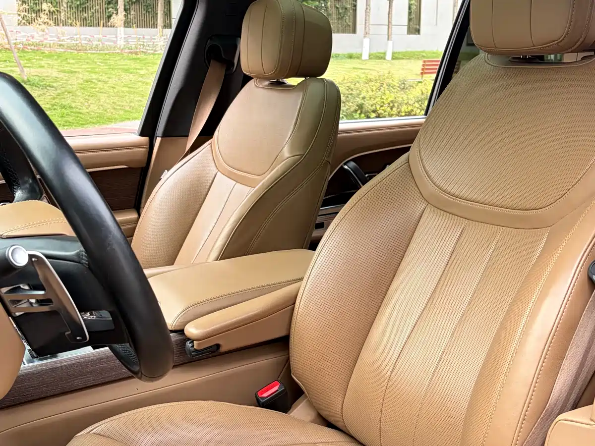 Land Rover Range Rover 2023 3.0 L6 400PS Golden Age 7-Seater Long Wheelbase фото 16