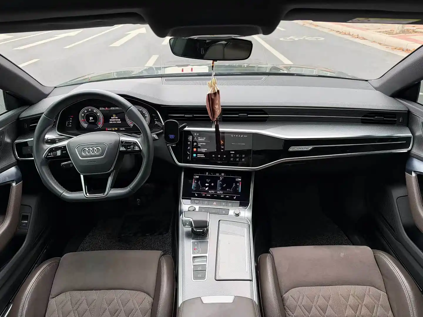 Photo 5 - Audi A7L