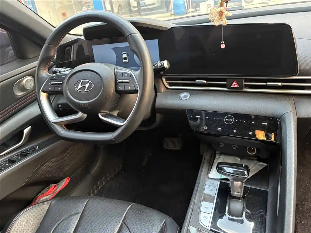 Hyundai Elantra 2022 1.5L CVT 20th Anniversary Edition фото 9