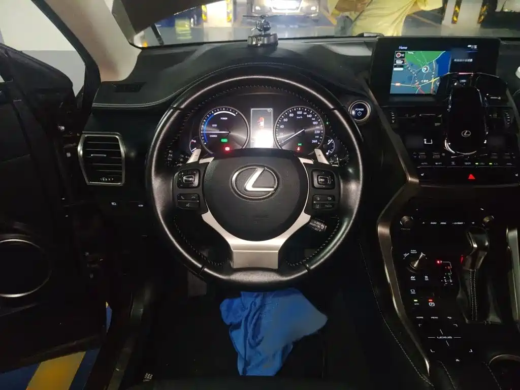 Фото 3 - Lexus NX