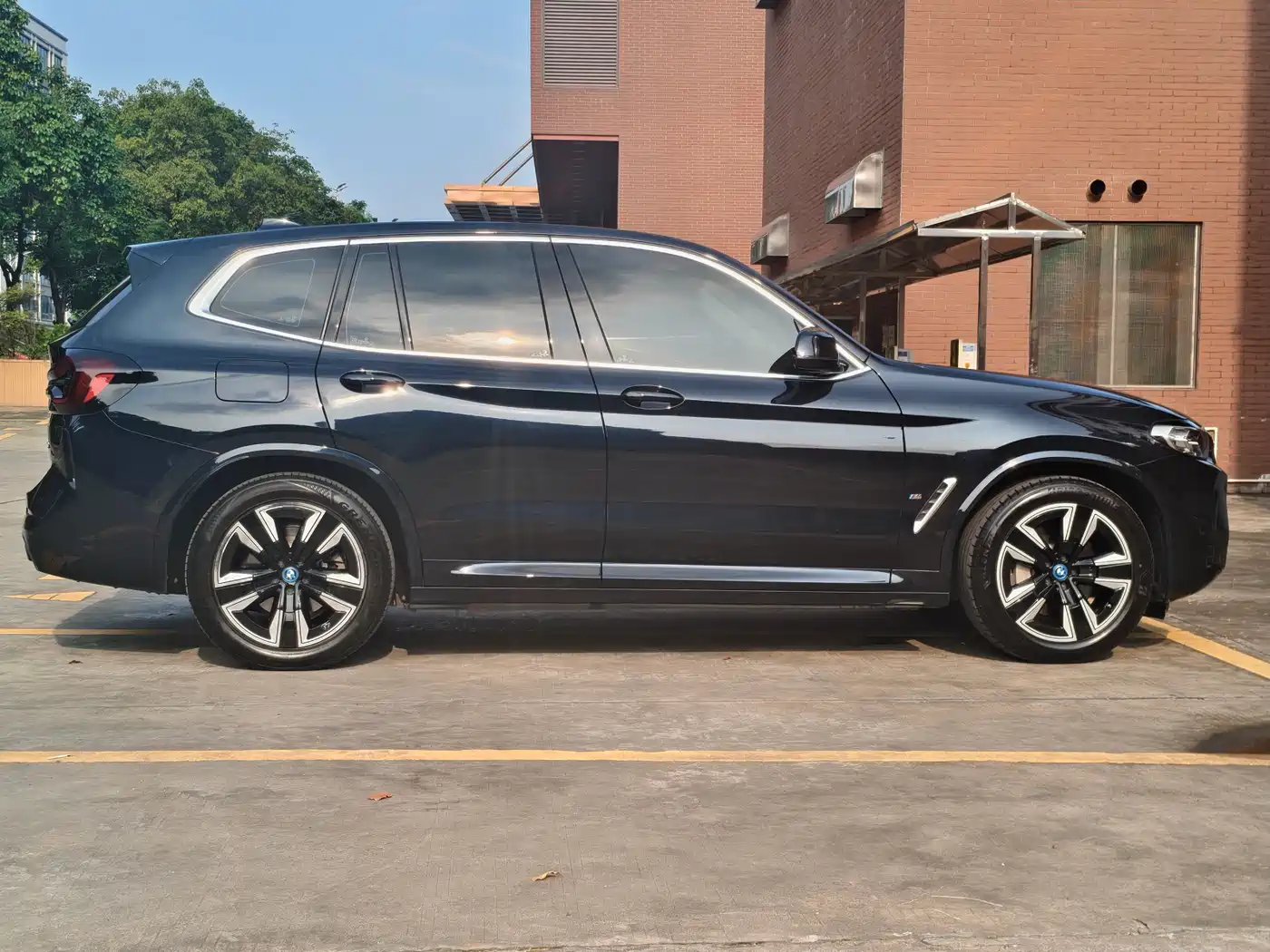 BMW iX3 2024 Leading Edition фото 7