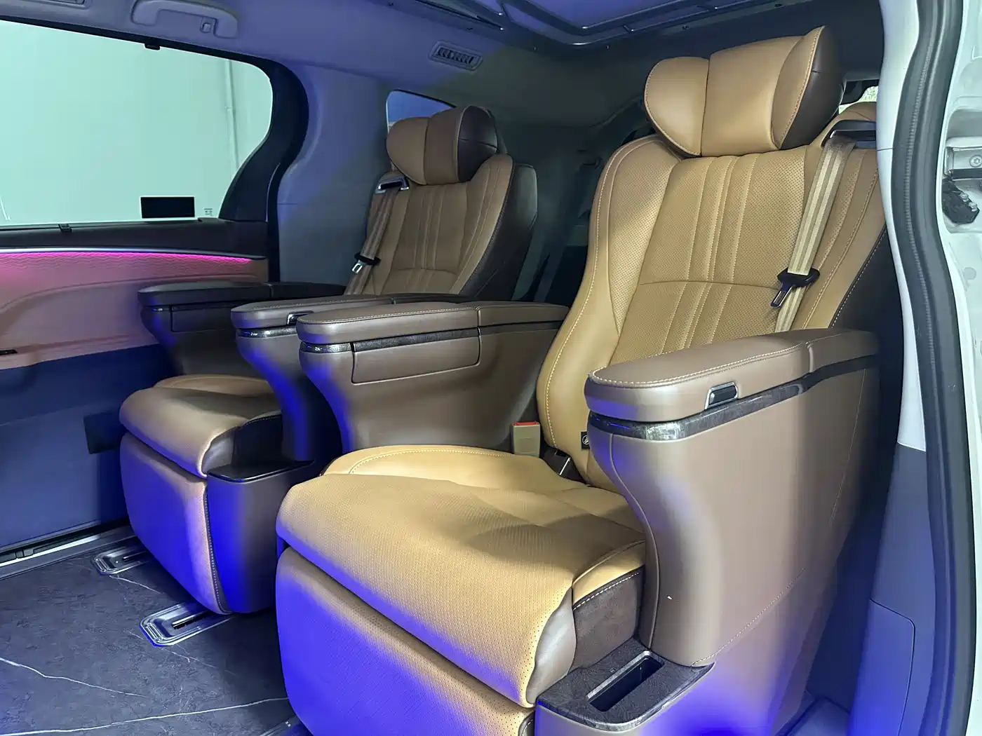 Toyota Granvia 2023 2.5L Hybrid Comfort Edition фото 14