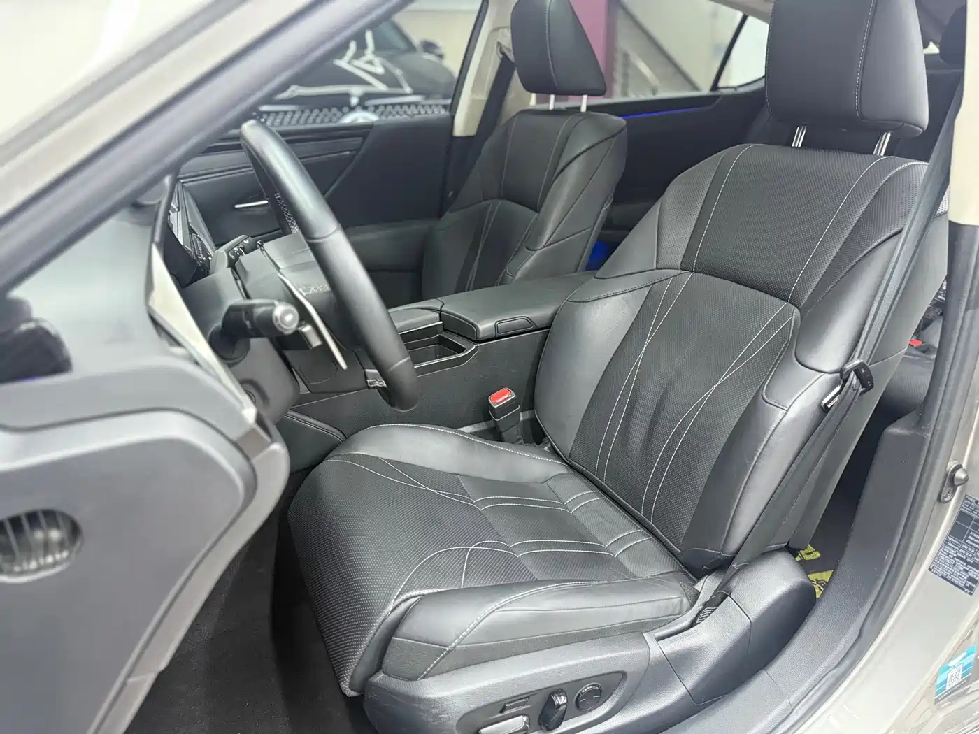 Фото 20 - Lexus ES