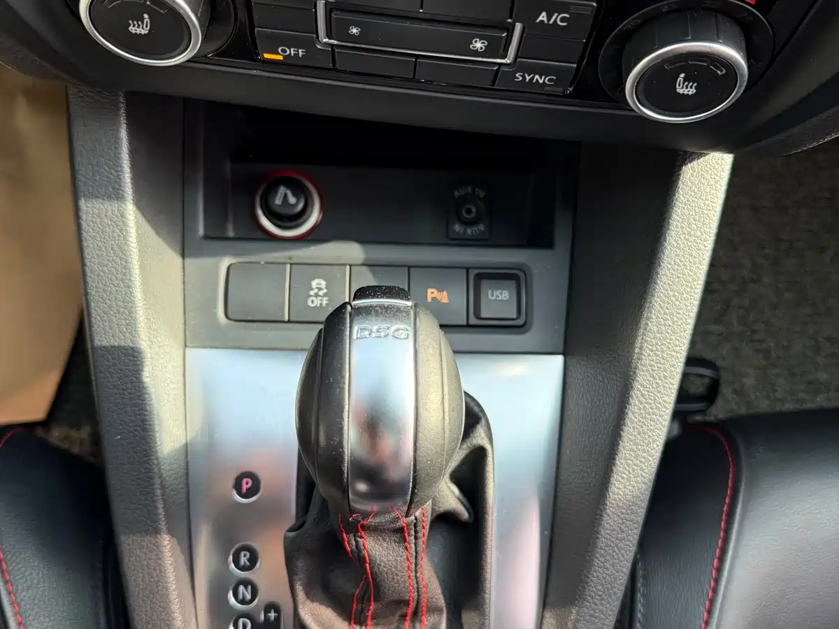 Volkswagen Sagitar 2013 2.0TSI GLI фото 27