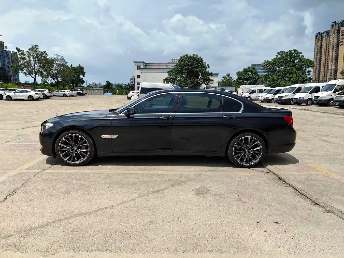BMW 7 Series 2009 Model 740Li Leading Edition фото 6
