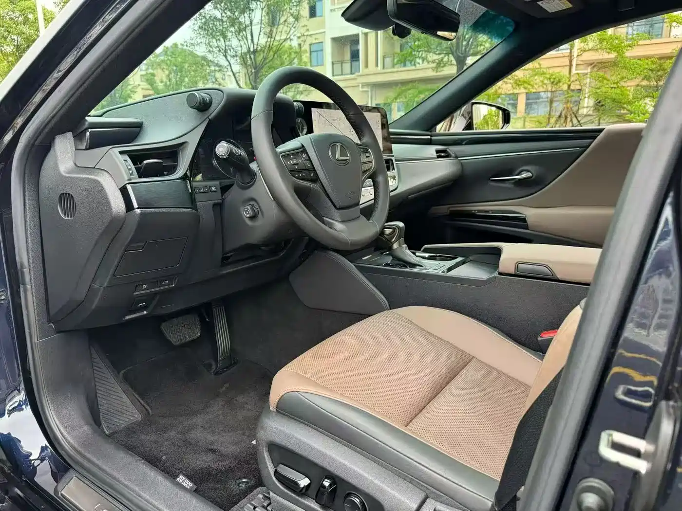 Lexus ES 2023 200 Excellence Edition фото 4