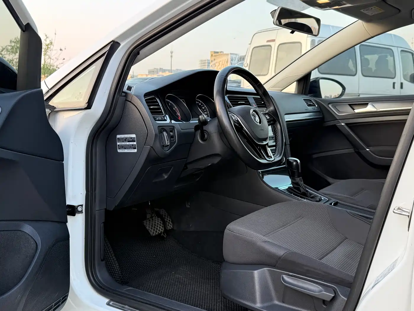 Volkswagen Golf 2017 230TSI Auto Comfort Millionth Anniversary Edition фото 5