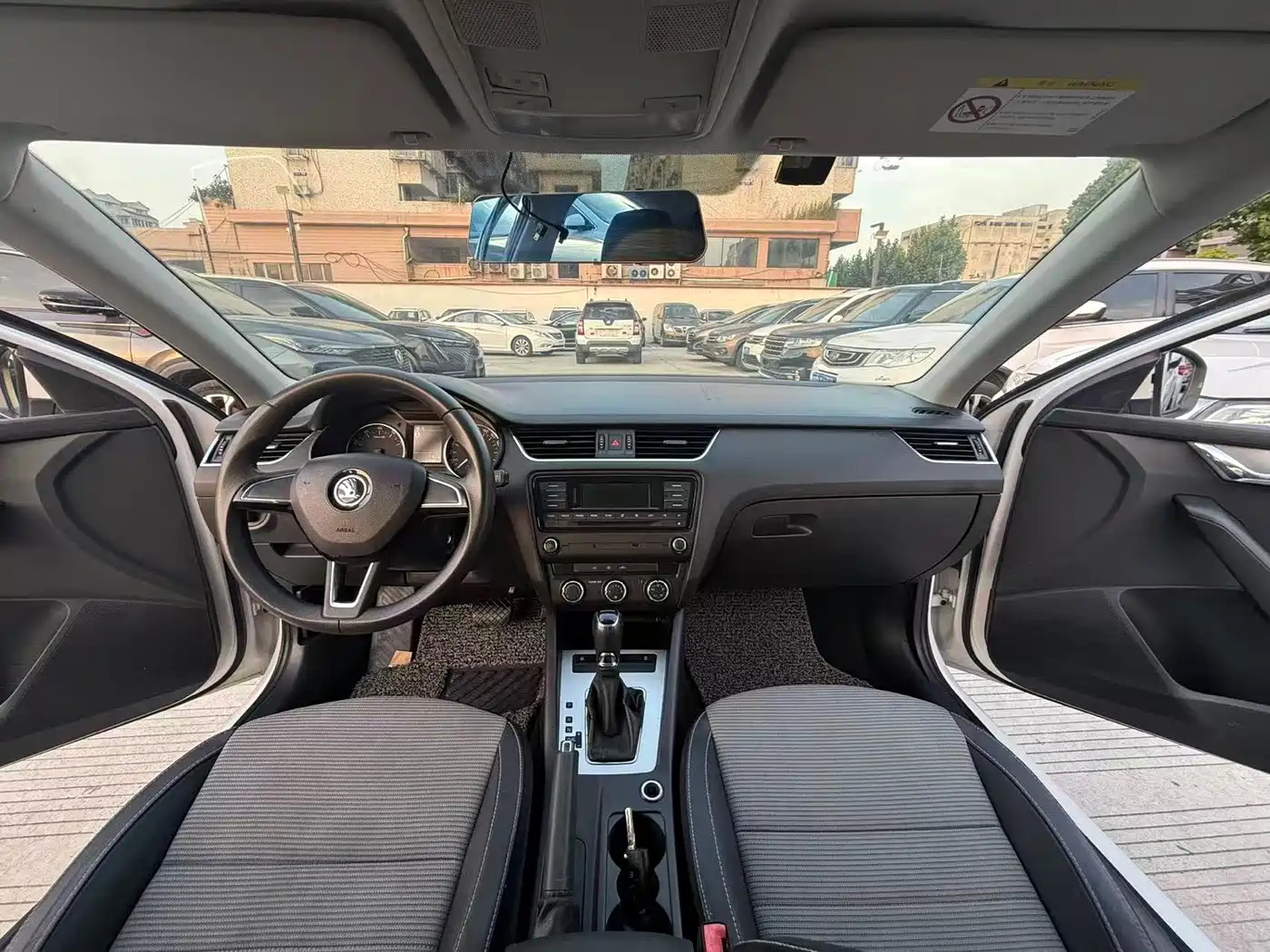 Škoda Octavia 2017 1.6L Automatic Pioneer Edition фото 7