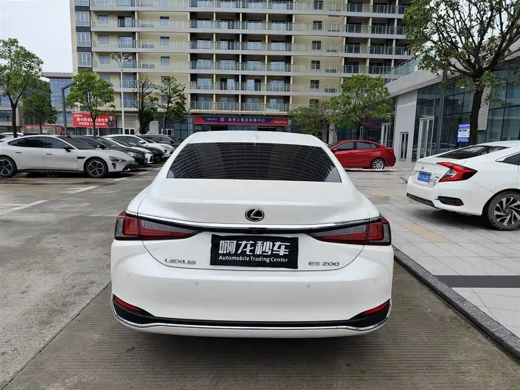 Фото 8 - Lexus ES