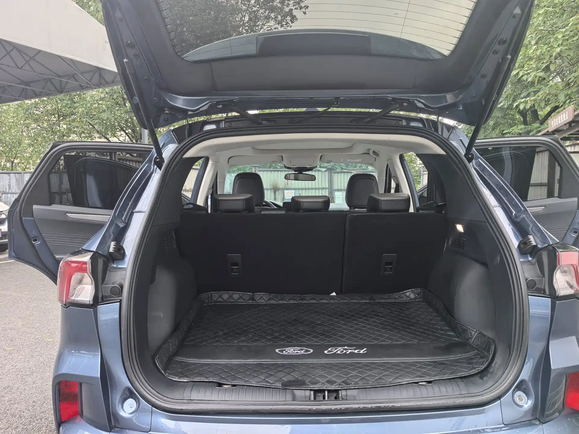 Photo 9 - Ford Escape