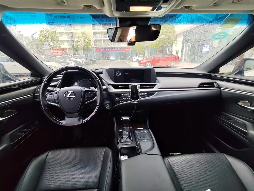Фото 5 - Lexus ES