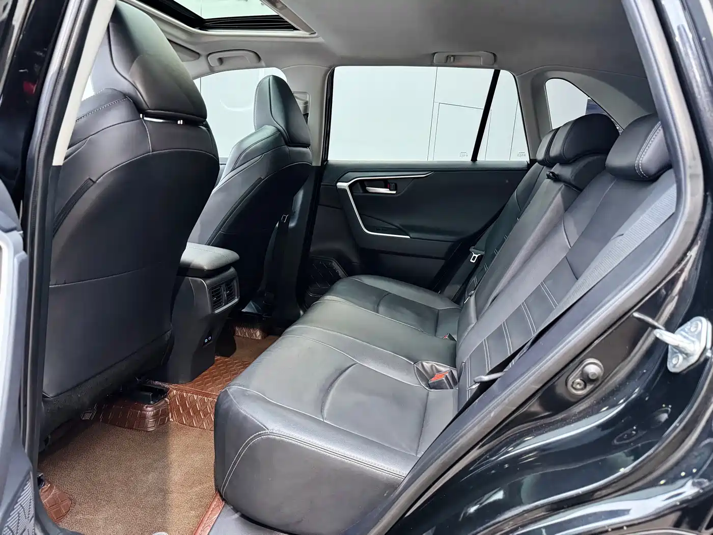 Toyota Wildlander 2022 2.0L CVT FWD Luxury PLUS Edition фото 10