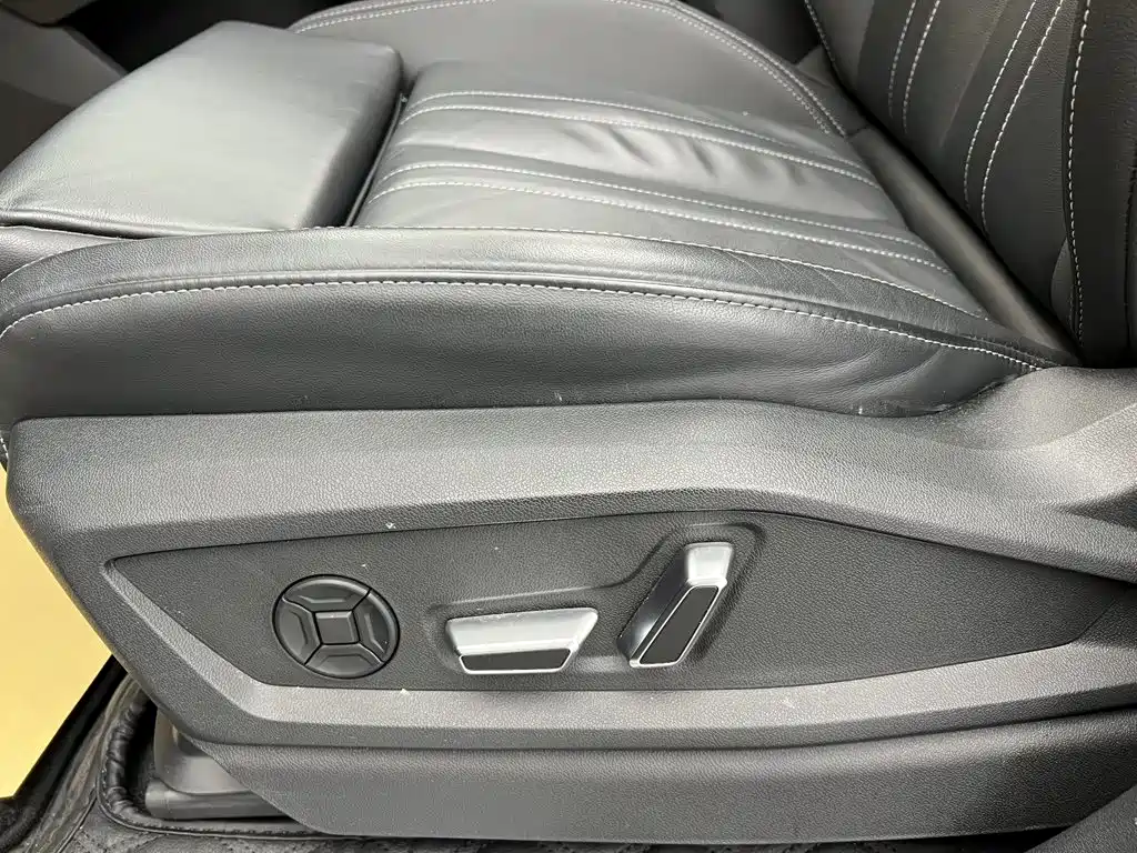 Audi Q6 2025 2025 40 TFSI quattro Commemorative Edition Yulin Package 7-Seater