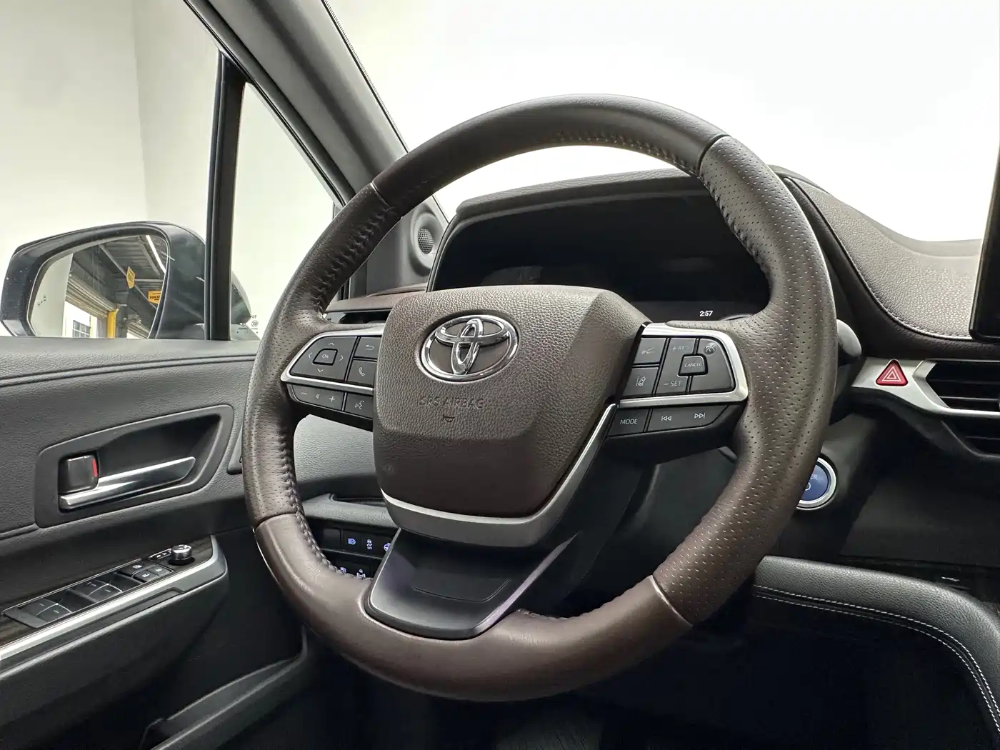 Фото 12 - Toyota Sienna