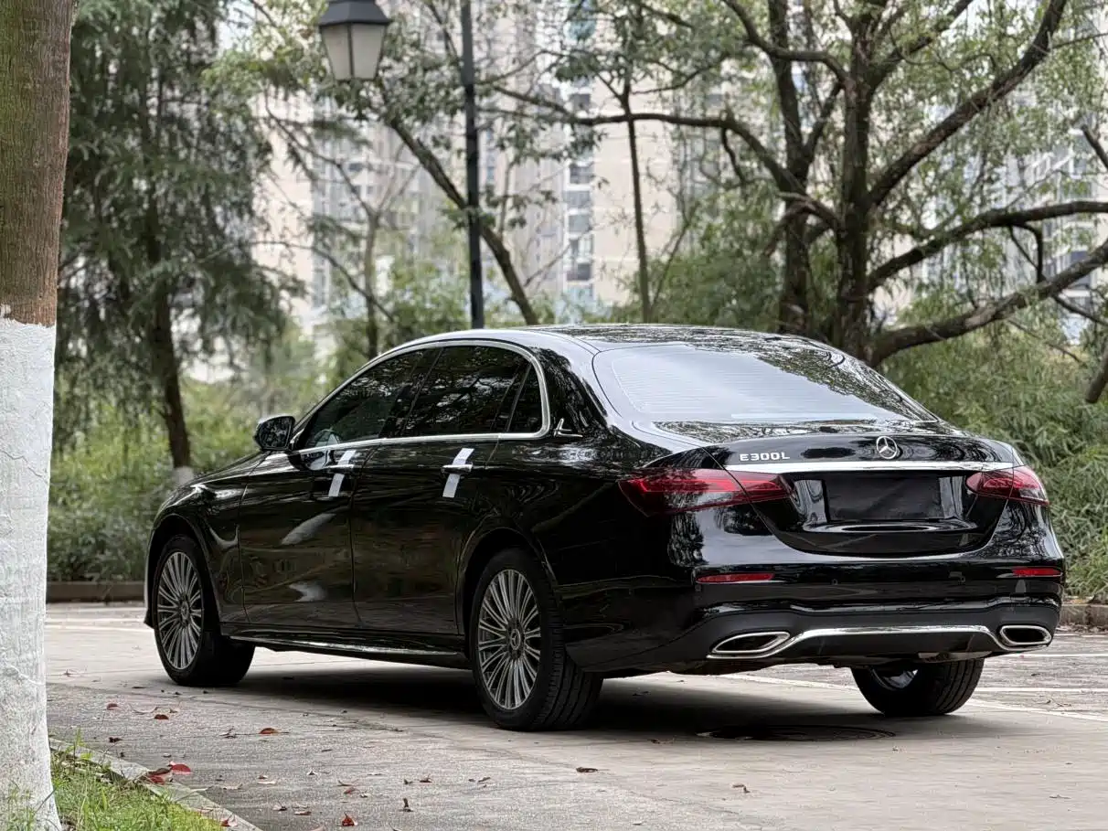 Фото 15 - Mercedes-Benz E-Class