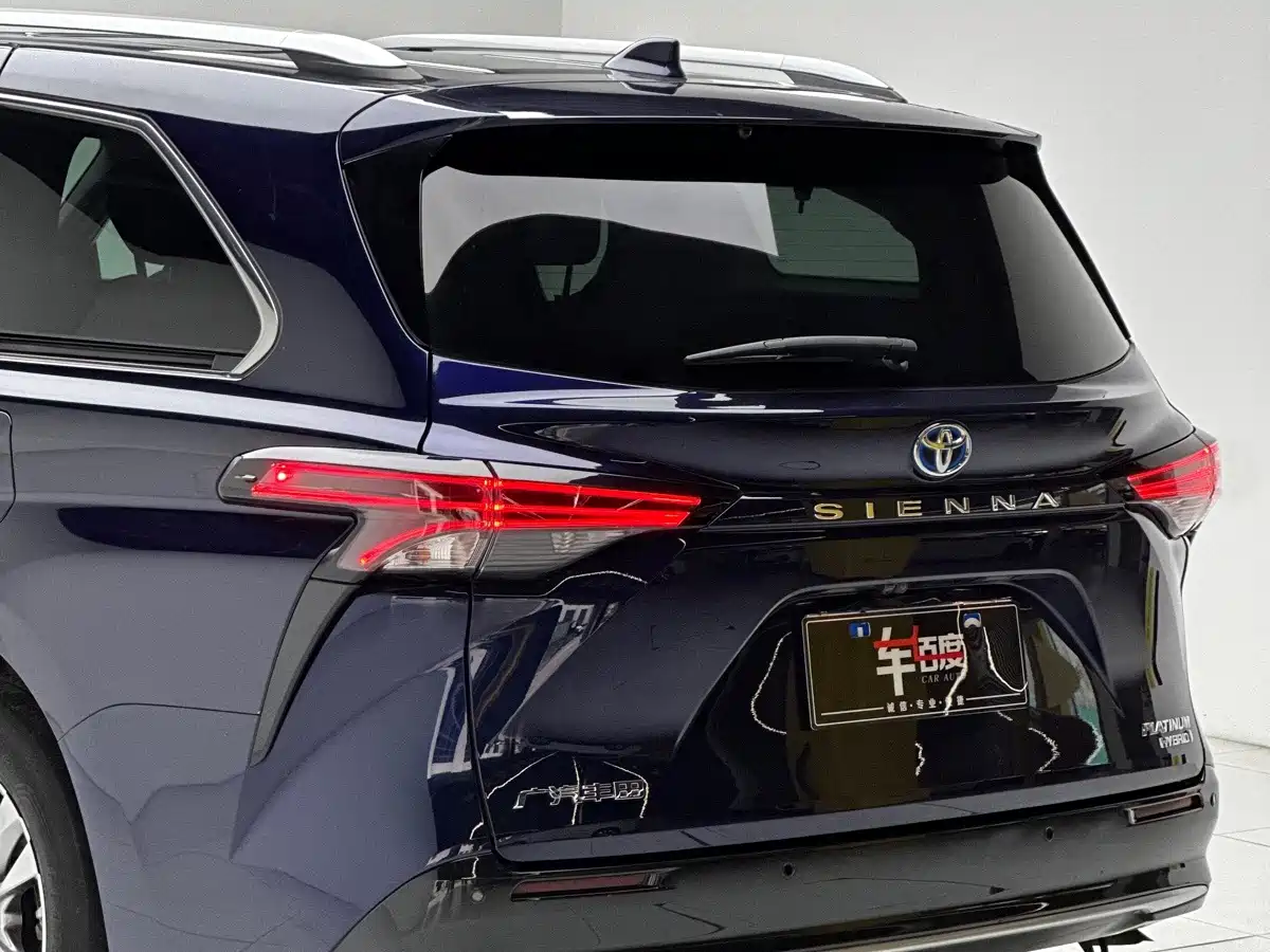 Фото 25 - Toyota Sienna