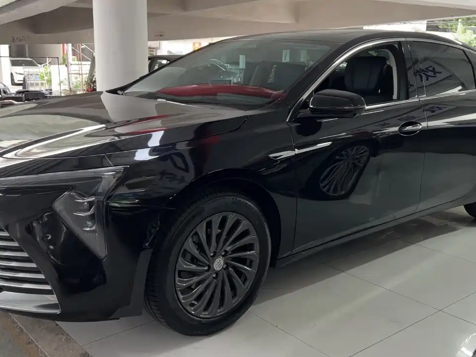 Buick LaCrosse 2025 Model 28T Platinum Edition фото 2
