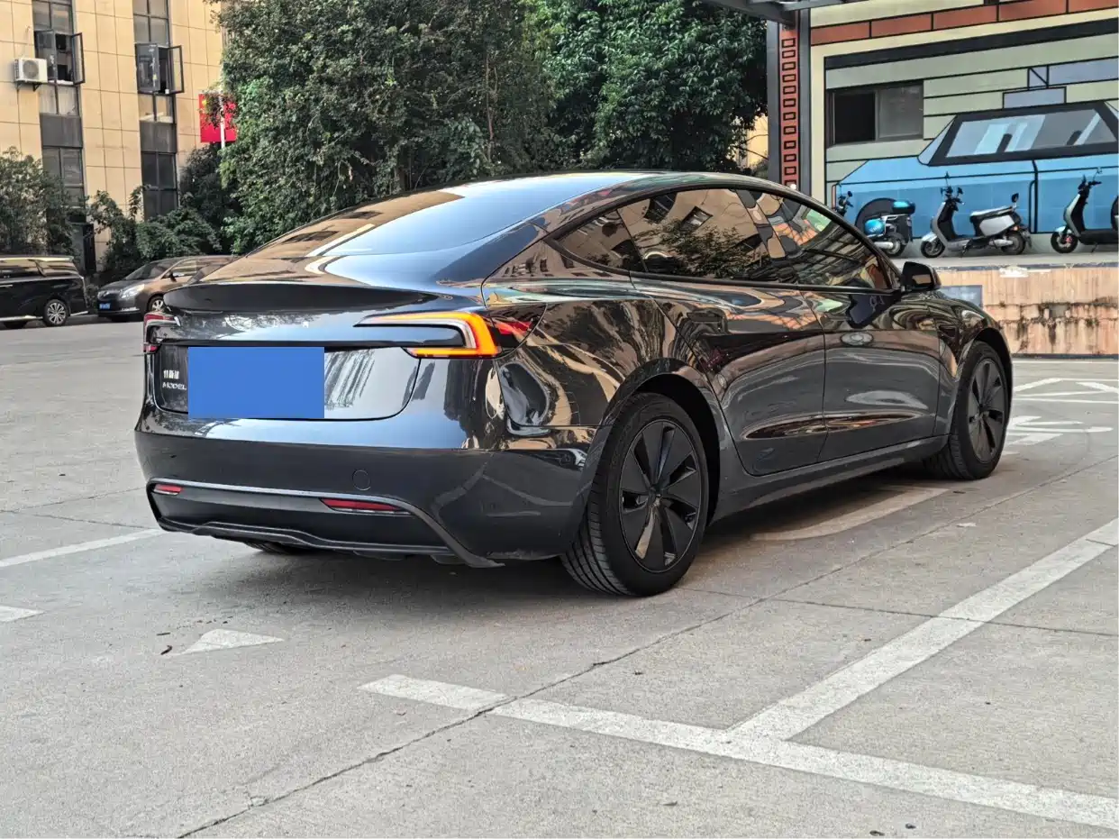 TESLA MODEL 3
