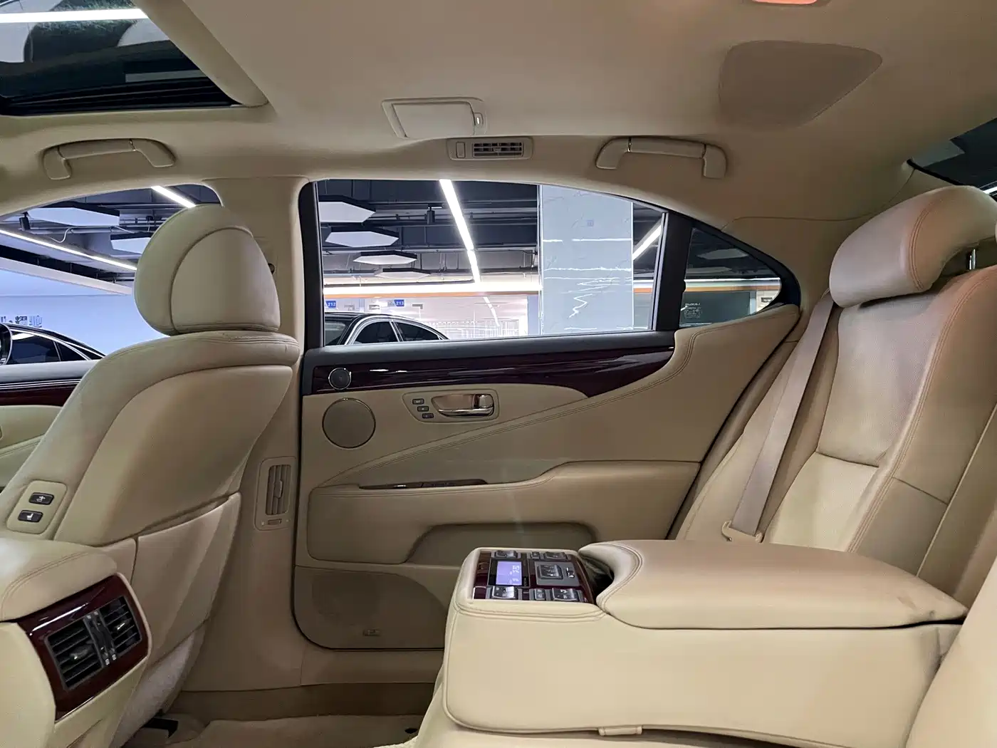 Фото 34 - Lexus LS