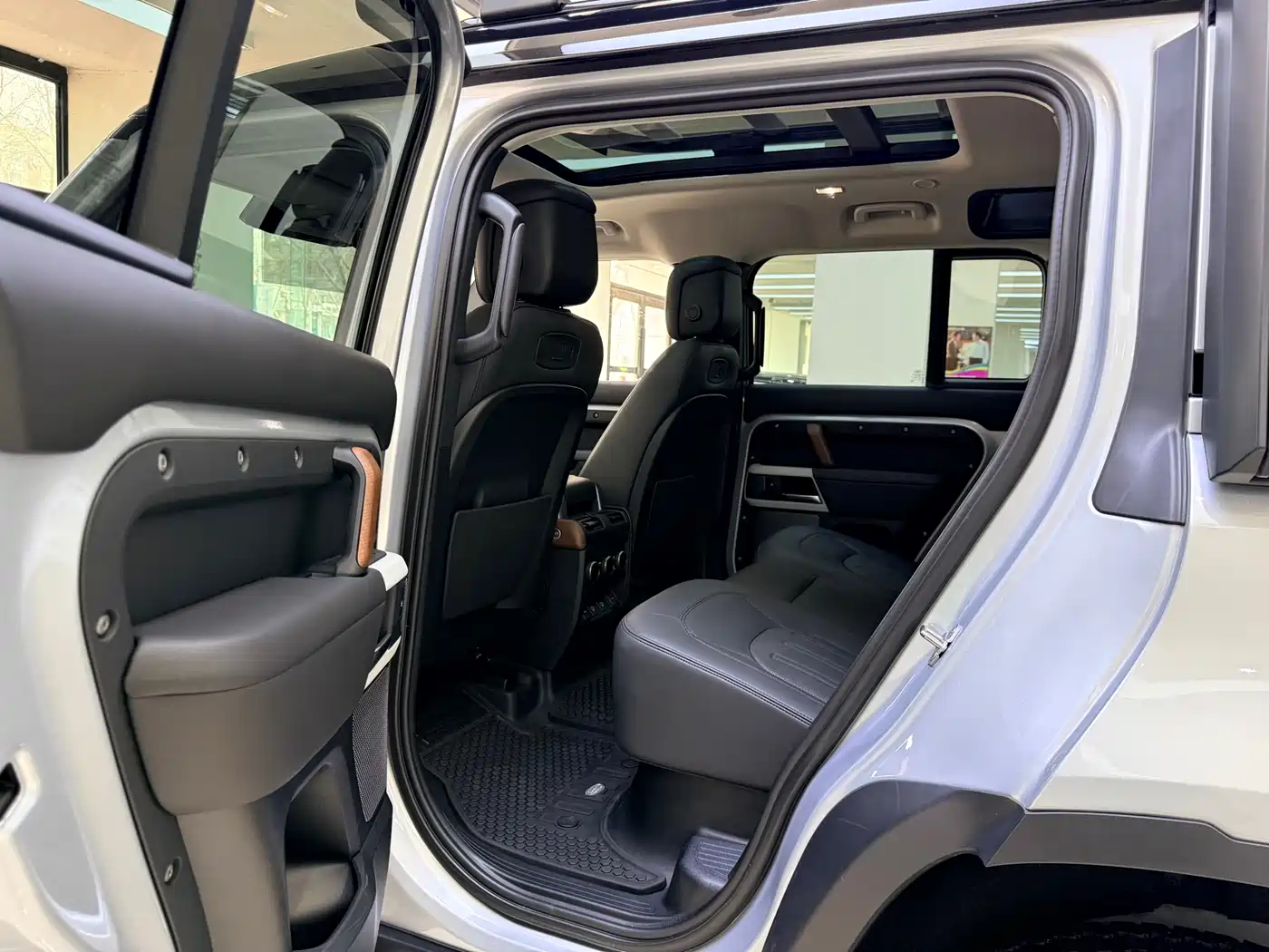 Land Rover Defender 2021 110 P400 Dark Special Edition фото 9