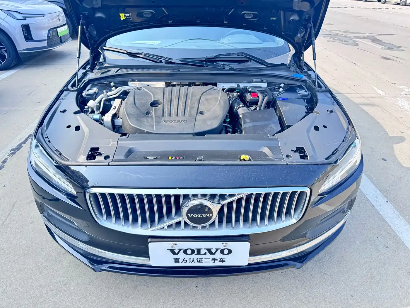 Volvo S90 2024 2024 B5 Momentum Luxury Edition