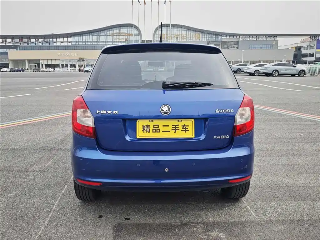 Škoda Fabia 2014 1.4L Automatic Crystal Spirit Edition фото 5