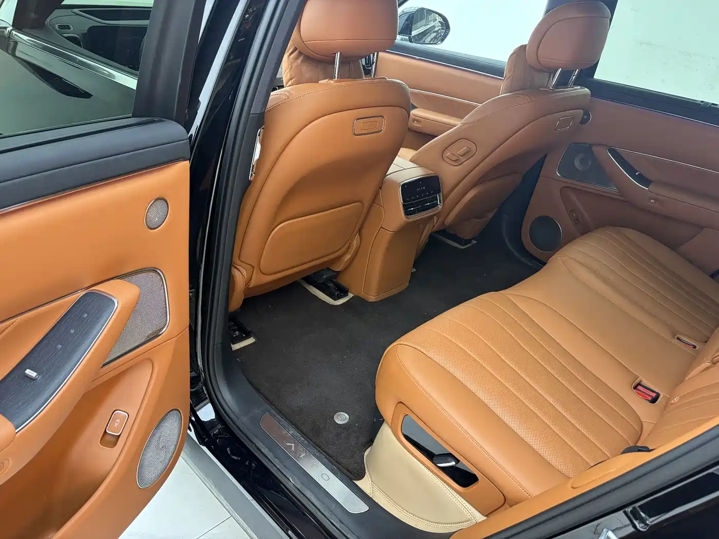 AITO Wenjie AITO M8 2025 Range Extender Max+ Edition 53.4kWh 5-seater фото 7