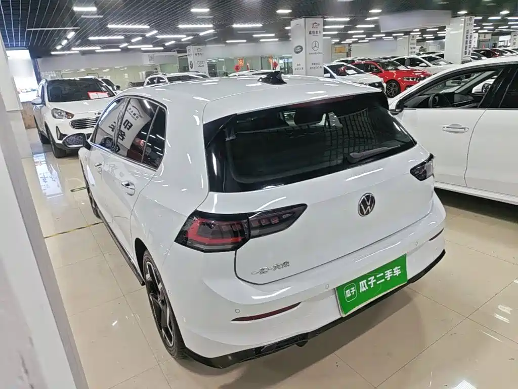 Photo 5 - Volkswagen Golf