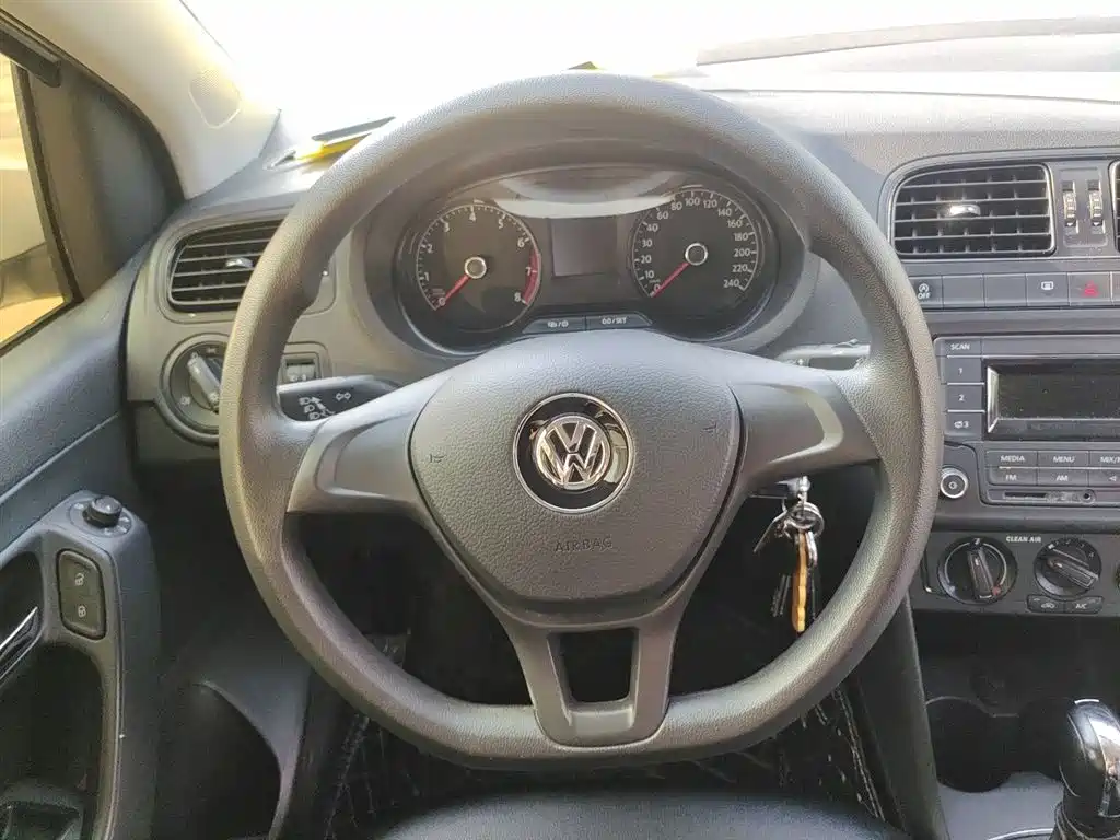 Volkswagen Polo 2018 1.5L Auto Safe Drive фото 3