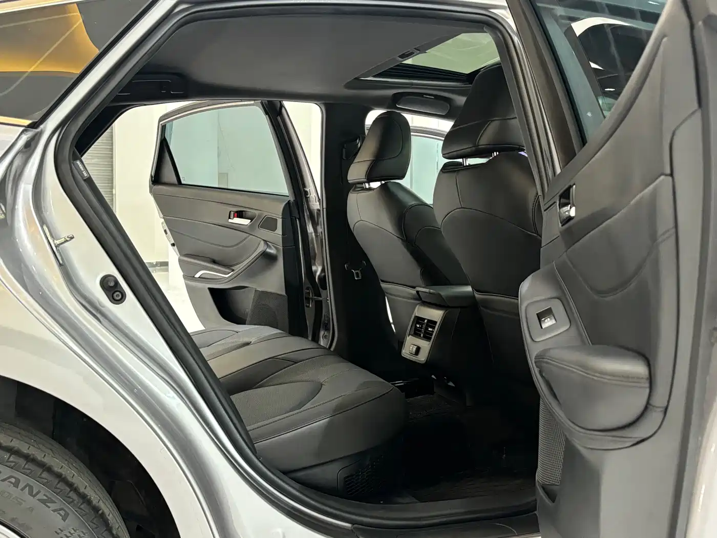 Toyota Avalon 2019 Hybrid 2.5L Luxury Edition China V фото 9