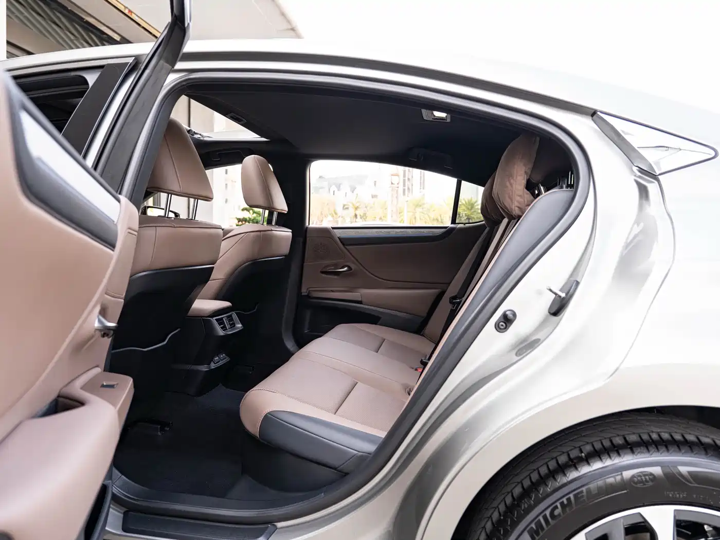 Lexus ES 2026 2025 300h Ultimate Edition